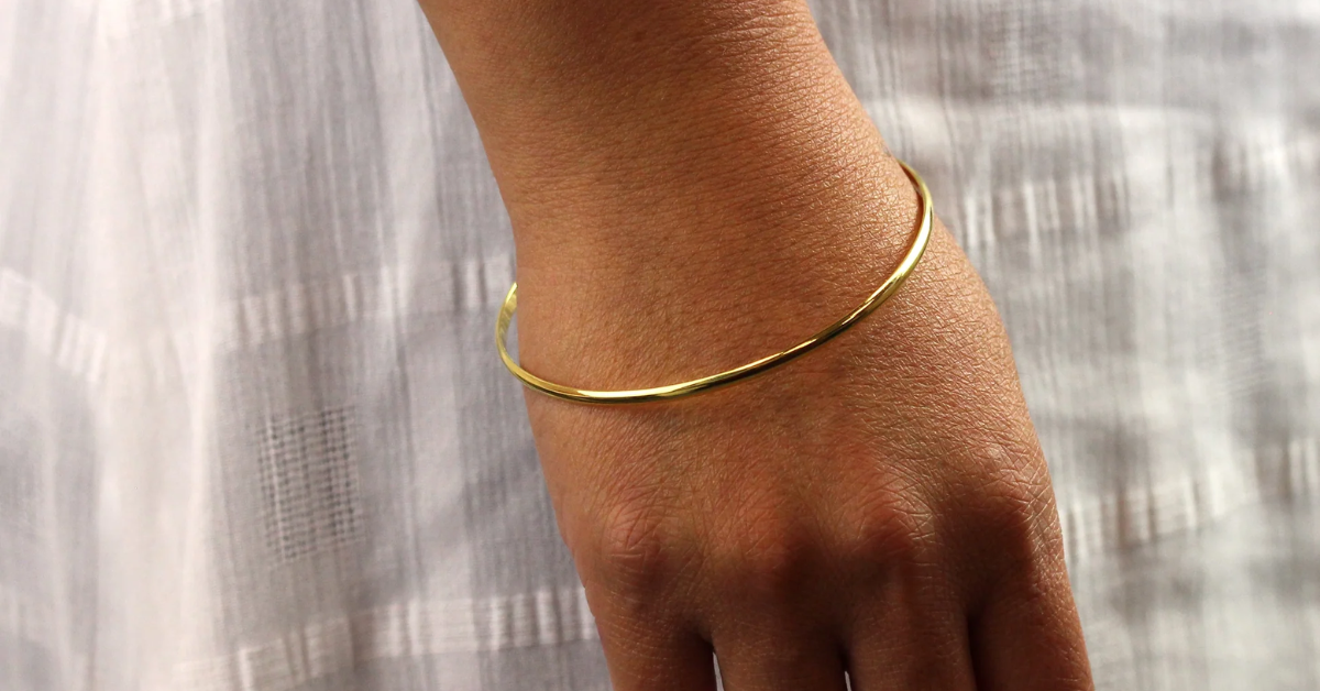 Preventing and removing tarnish from gold bangles