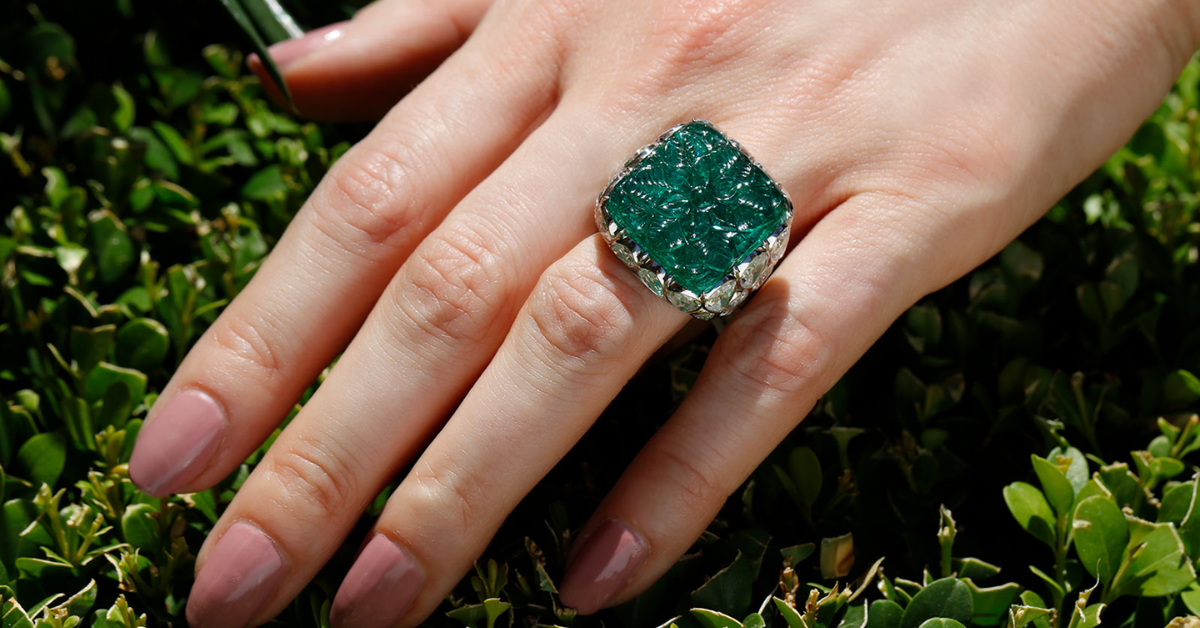 5 Elegant Ways to Style Emerald Jewellery This Season with Timeless Charm