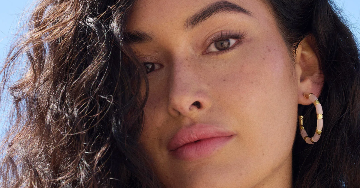 Do Hoop Earrings Make You Look Pretty? Find Out Now