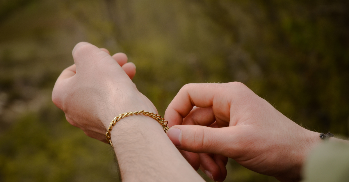 How to Wear Gold Bracelets for Guys: The Ultimate Guide