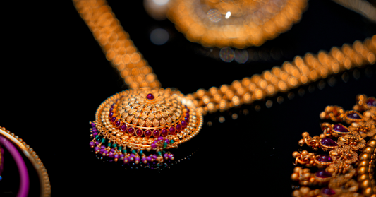 How should you wear a lariat necklace?