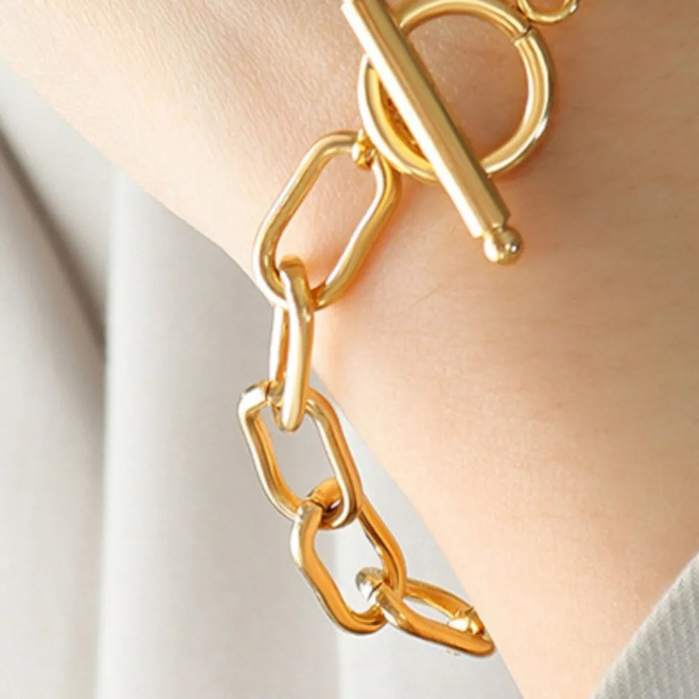 A gold chain and a part of the Gold Closure Bracelet